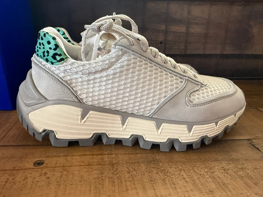 P448 Jackson Shoes Womens Size 7 Gray Reflector Animal Print Vibram Sole Italy